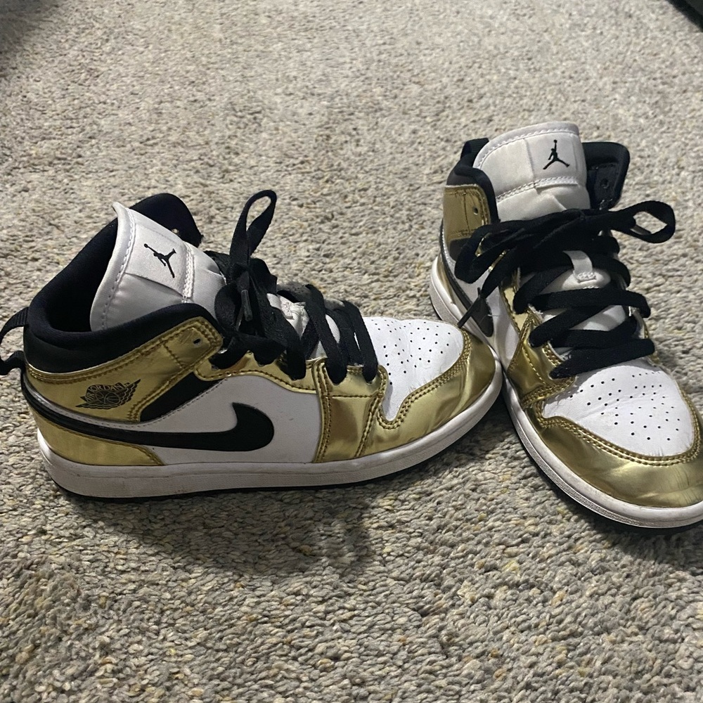 Boys Jordan 1’s